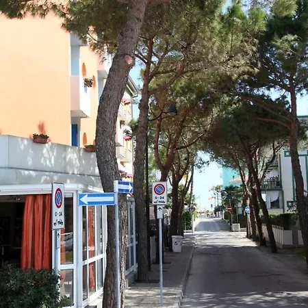Gioia Aparthotel 3*